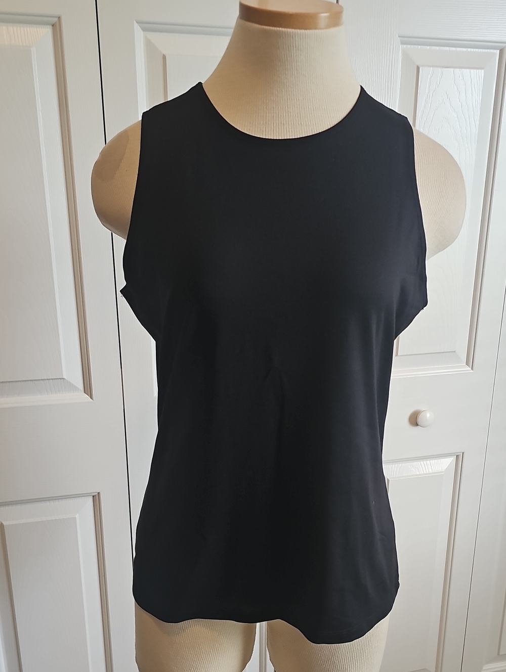 Linda Leal Classic Black Women's Sleeveless Top. Stretch, Crew Neck. XL